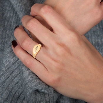Овальное Крошечное Кольцо с Печаткой на Мизинце для Женщин, Изготовленное на Заказ Кольцо с Начальным Именем От Руки, Женское Кольцо на Пальце